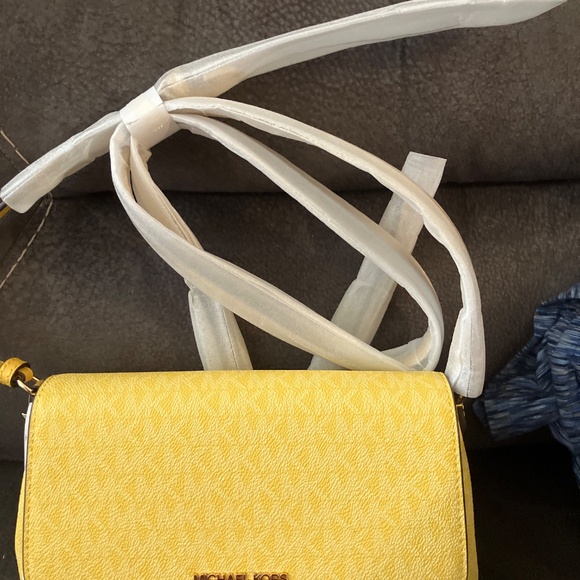 MK Jet Set Collection Item in Daisy 🌼 Yellow Crossbody - Picture 6 of 6